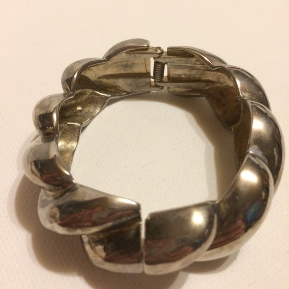 Vintage Silver Color Metal Spring Clasp Bracelet - Picture 8 of 8